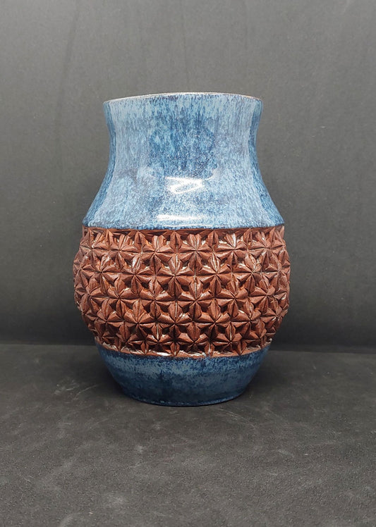 Vase bleu sur terre rouge - motif origami