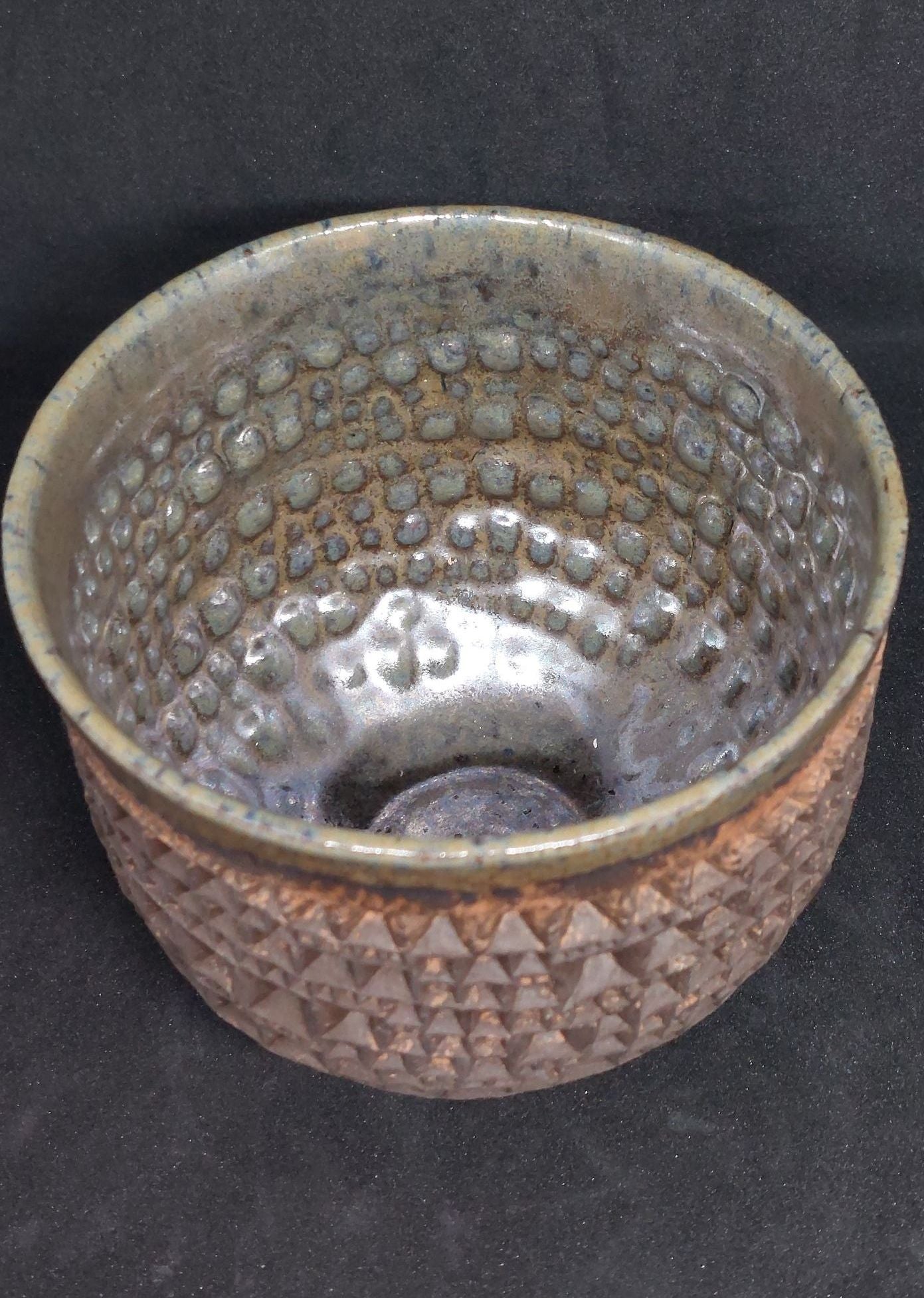 Black bowl on red and brown clay - Babel motif