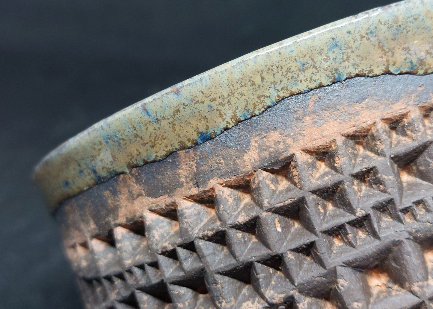 Black bowl on red and brown clay - Babel motif