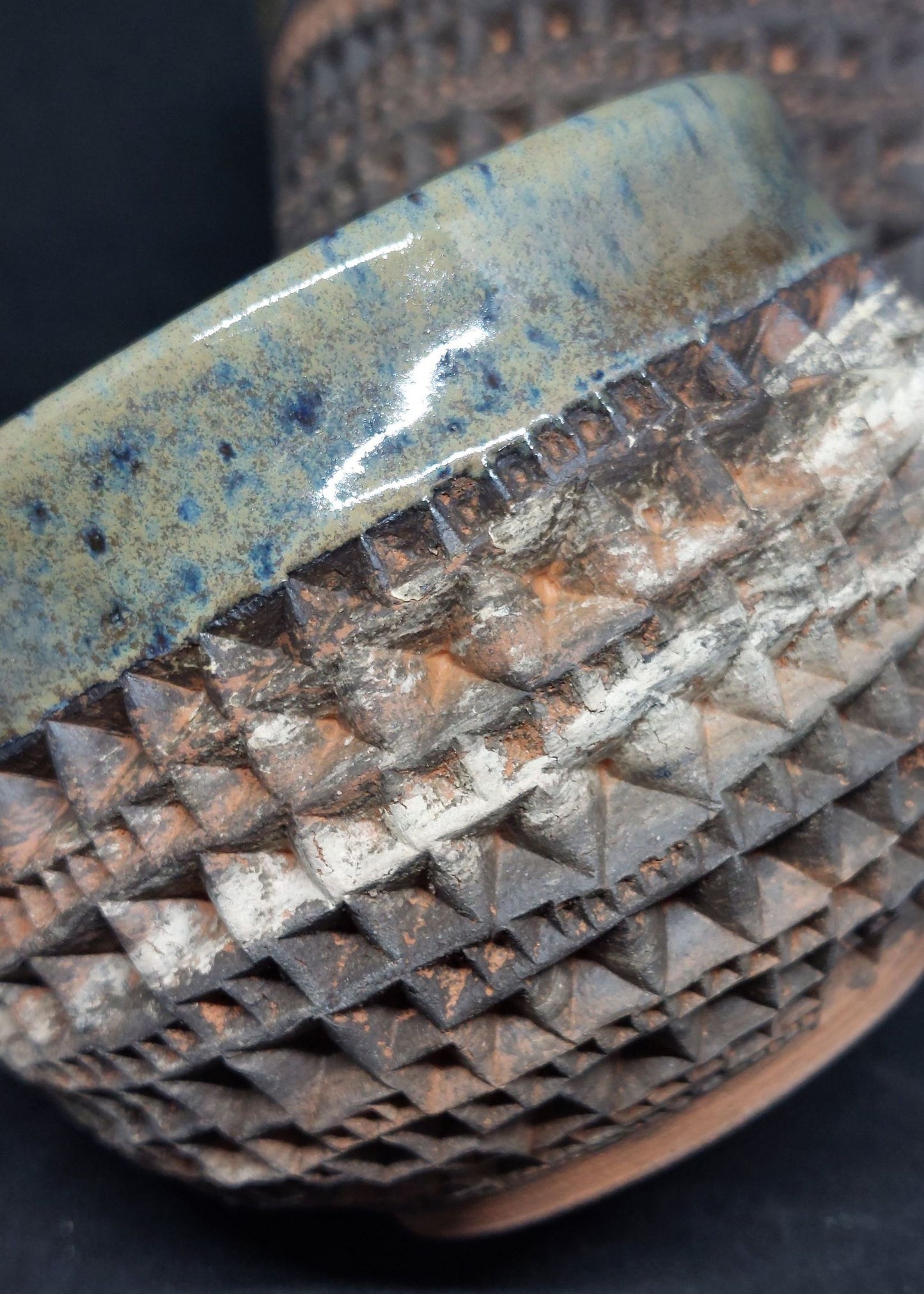 Black bowl on mixed clays - Babel pattern