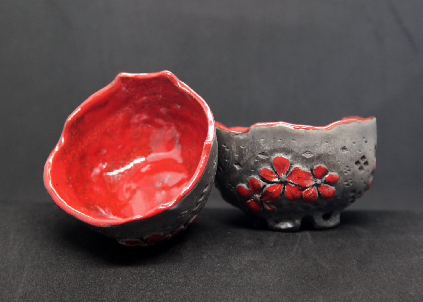 Tasses rouges raku - motifs de fleurs