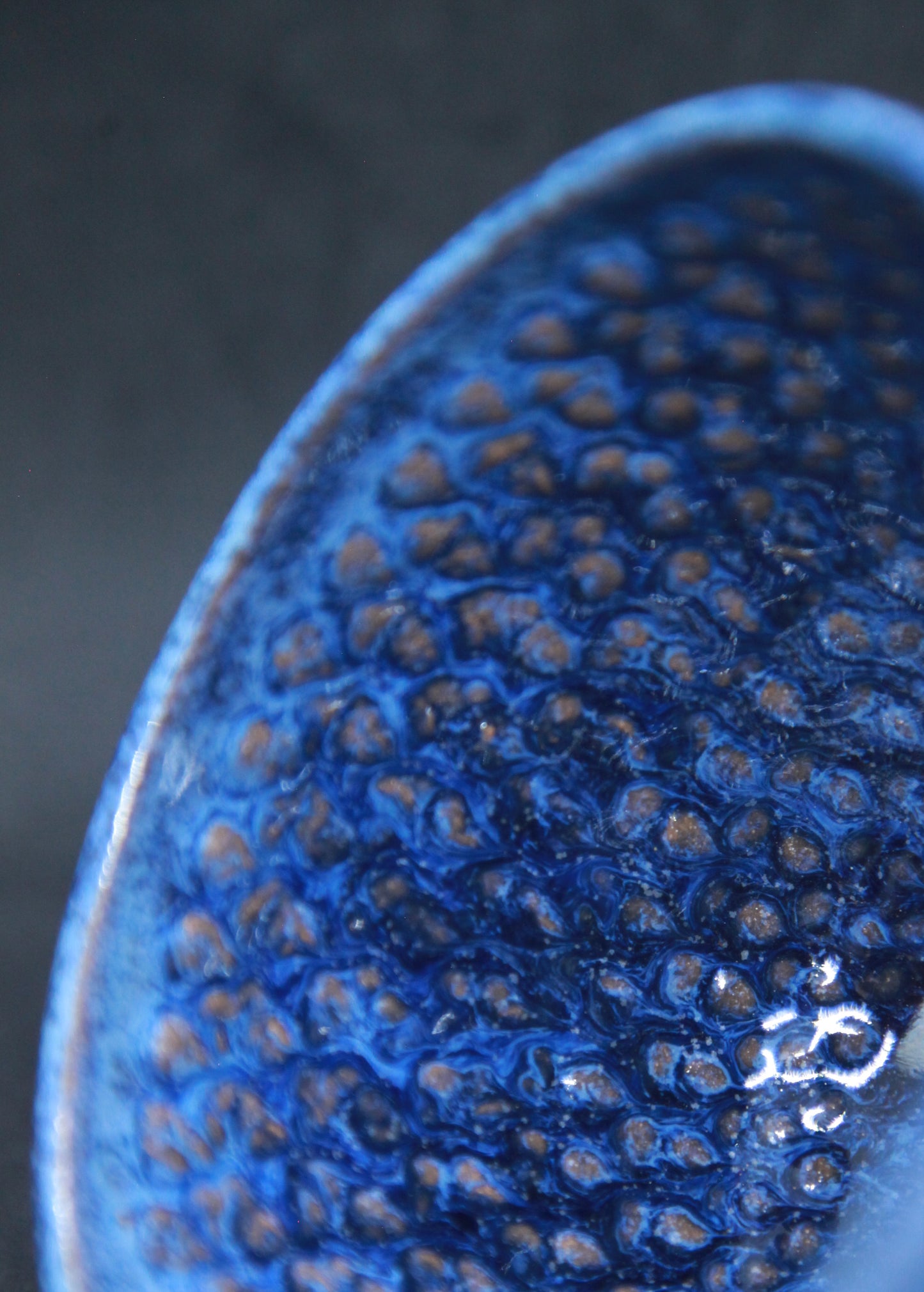 Blue bowl on red glaze - mesh pattern