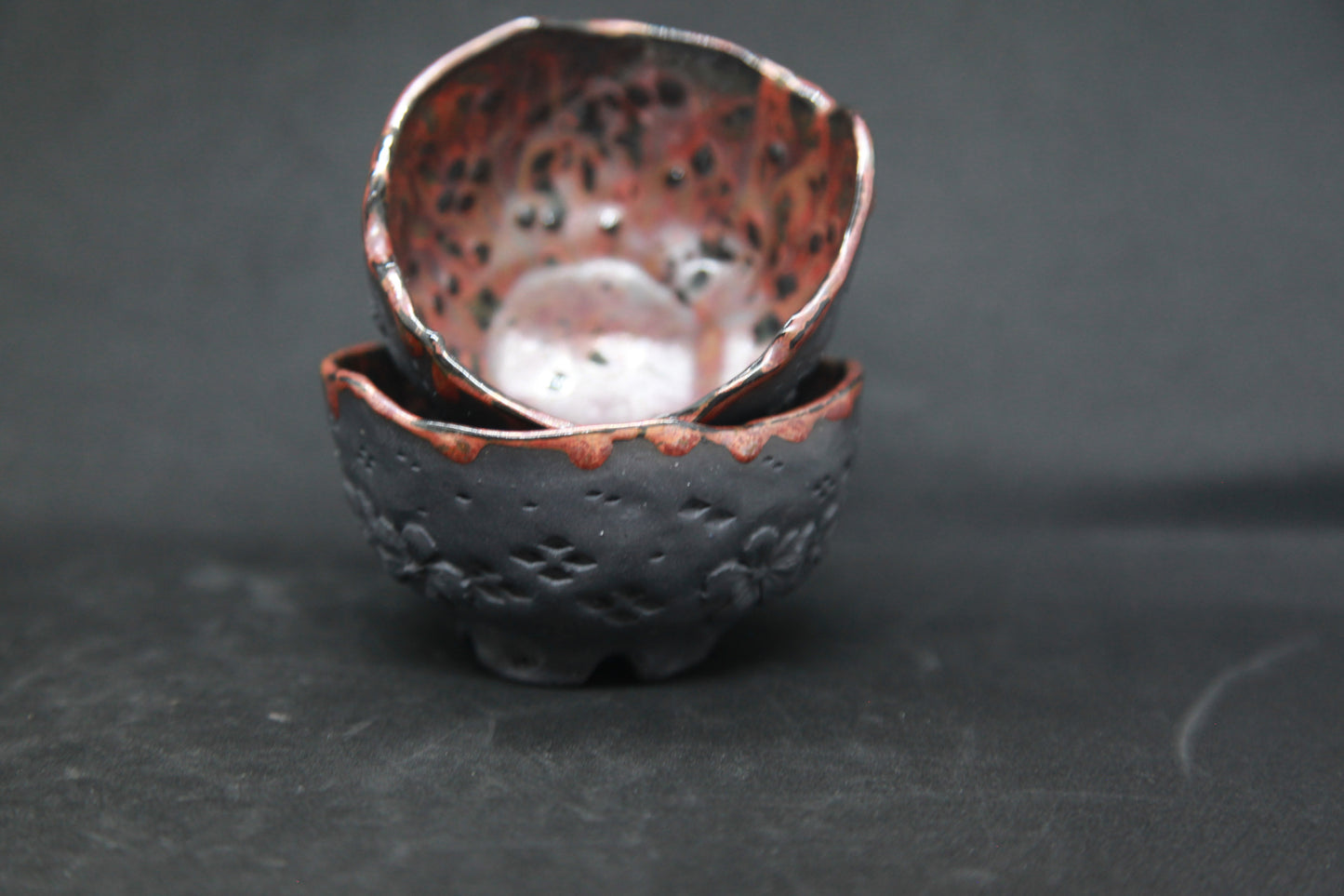 Tasses rouge carmin sur porcelaine noire - motifs de fleurs